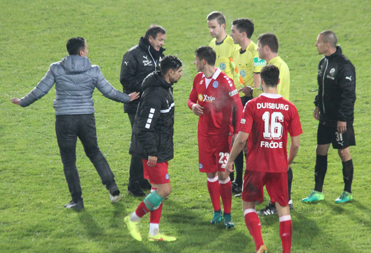 Trainer Kocak (li.), Manager Schork (2.v.l.) und Kapitän Kulovits (re.) hatten dem Schiedsrichtergespann nach dem Apfiff gegen Duisburg noch einiges zu sagen