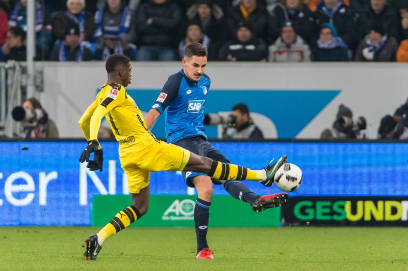 Benjamin Hübner klärt hier vor seinem Dortmunder Gegenspieler