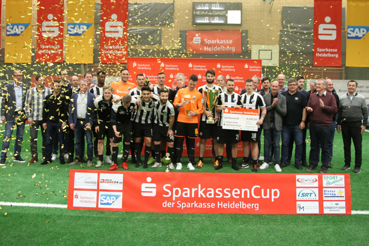Die Siegermannschaft des SV Sandhausen mit Sponsoren des Turniers