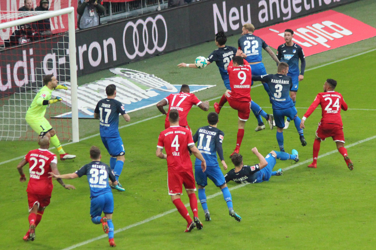 Boateng köpft zum 2:2-Ausgleich für die Bayern