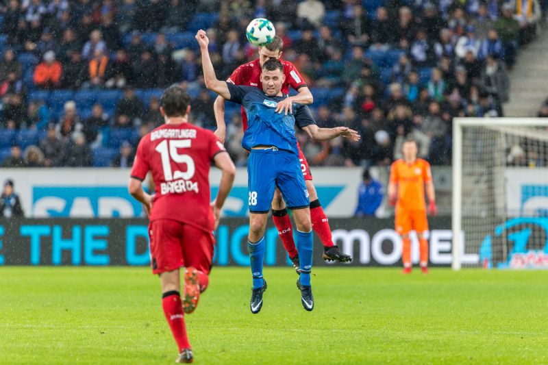 Leverkusens Sven Bender gewinnt das Kopfballduell gegen Adam Szalai