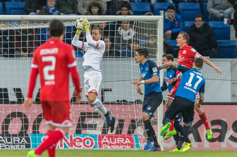 TSG-Keeper Oliver Baumann klärt im letzten Heimspiel gegen den FSV in höchster Not