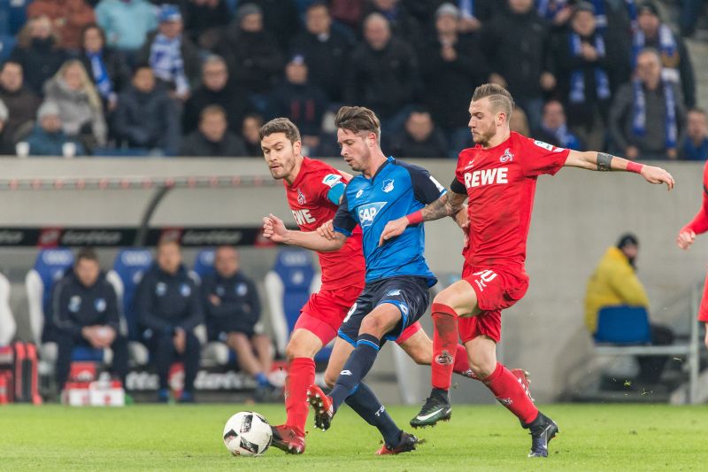 Der gebürtige Kölner Mark Uth (Mitte) versucht sich gegen zwei FC-Spieler durchzusetzen