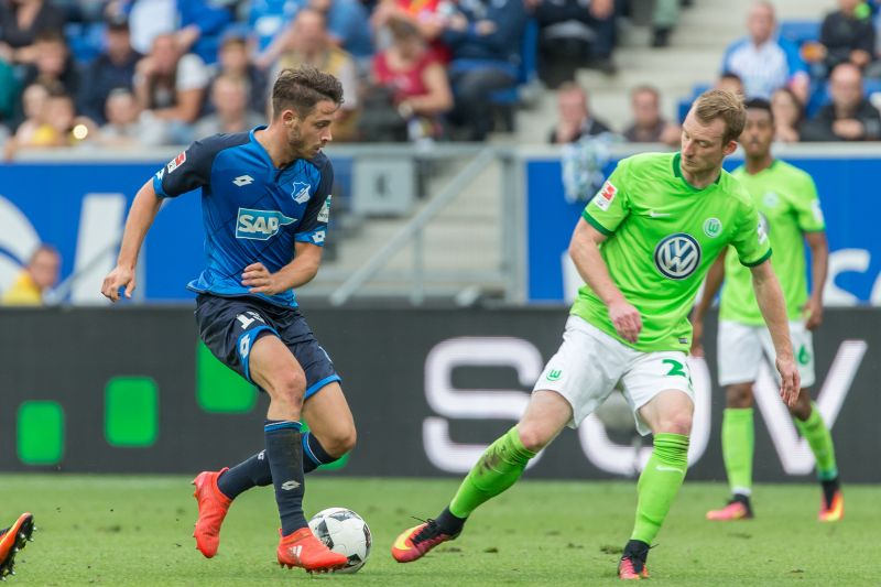 Hoffenheims Stürmer Uth (li.) im Duell mit Wolfsburgs Arnold
