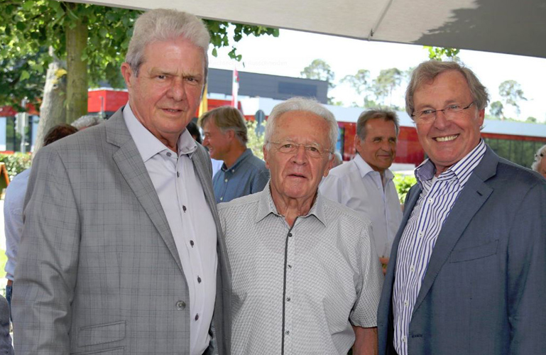 Dietmar Hopp (li.), Anton Nagel und Dietmar Pfähler (re.) bei der Einweihungsfeier der Sinsheimer alla hopp-Anlage im Juli 2016