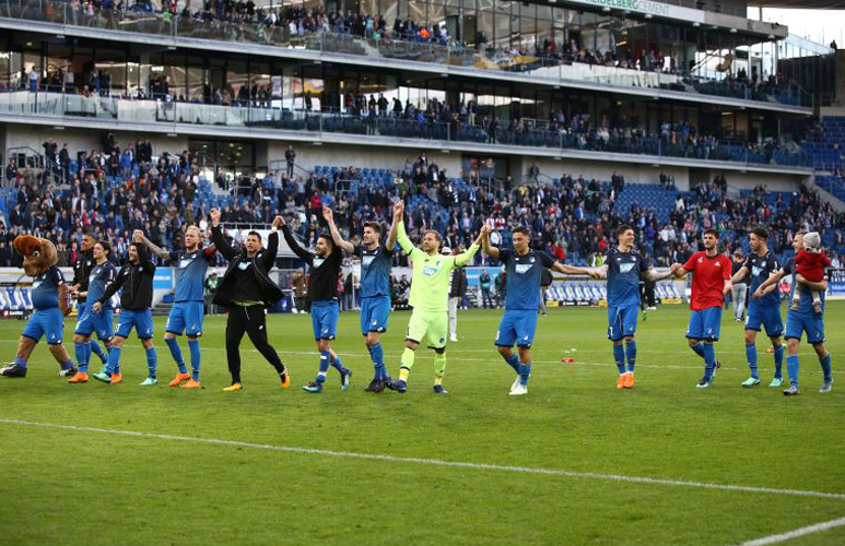 Spieler und Fans feiern den beeindruckenden Heimsieg