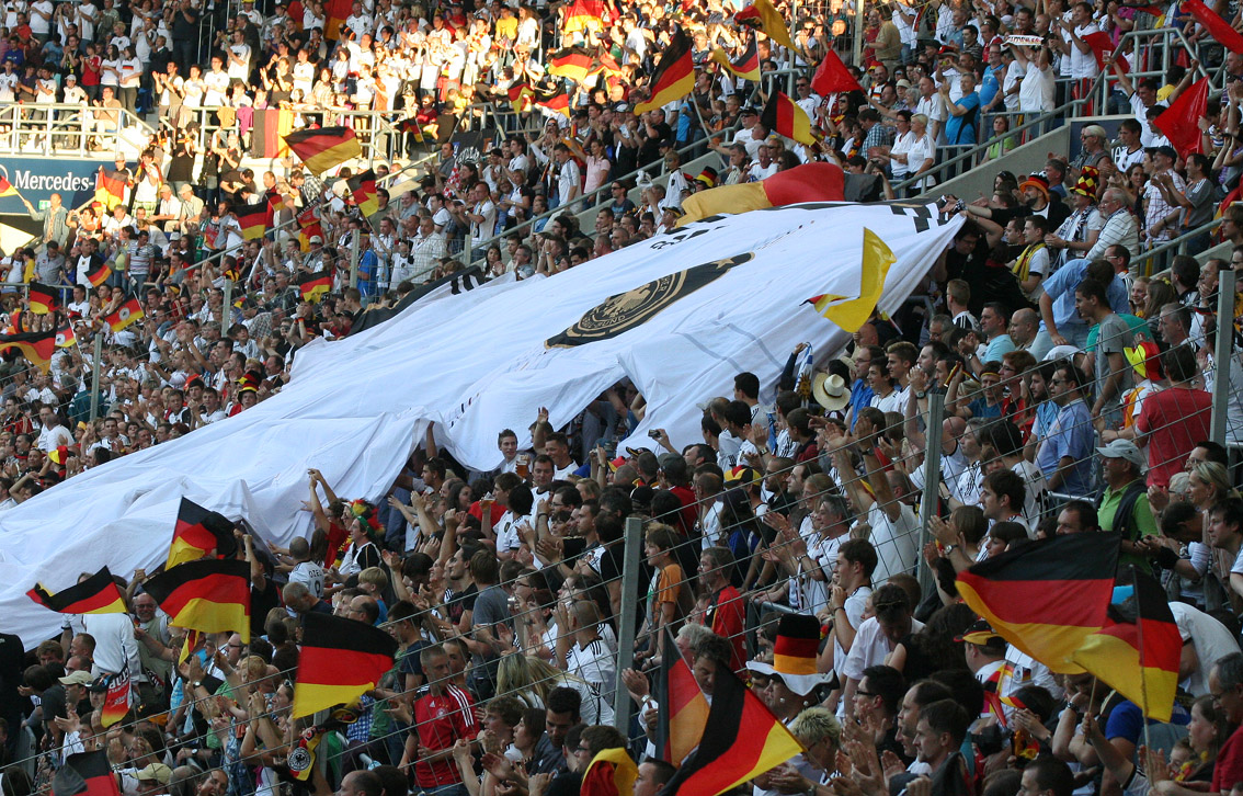 Die deutschen Fans feiern den Sieg der Nationalmannschaft im Testspiel in Sinsheim gegen Uruguay