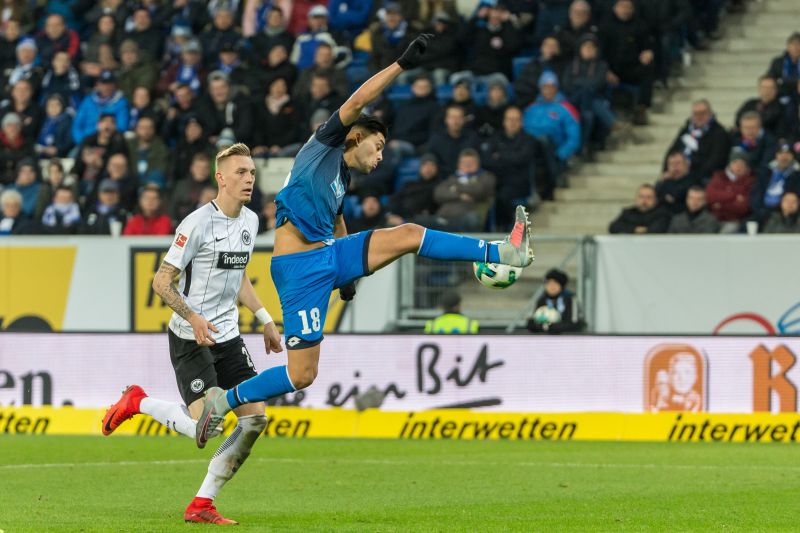 Nadiem Amiri (re.) erkämpft sich akrobatisch den Ball gegen einen Frankfurter Gegenspieler