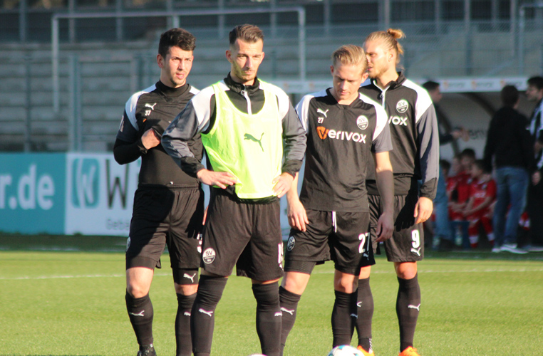 Konzentrierte Blicke der SVS-Spieler vor der wichtigen Partie gegen Darmstadt