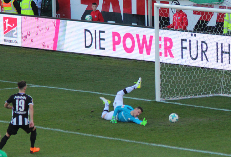 SVS-Keeper Marcel Schuhen war Garant beim 2:0-Auswärtssieg in Duisburg