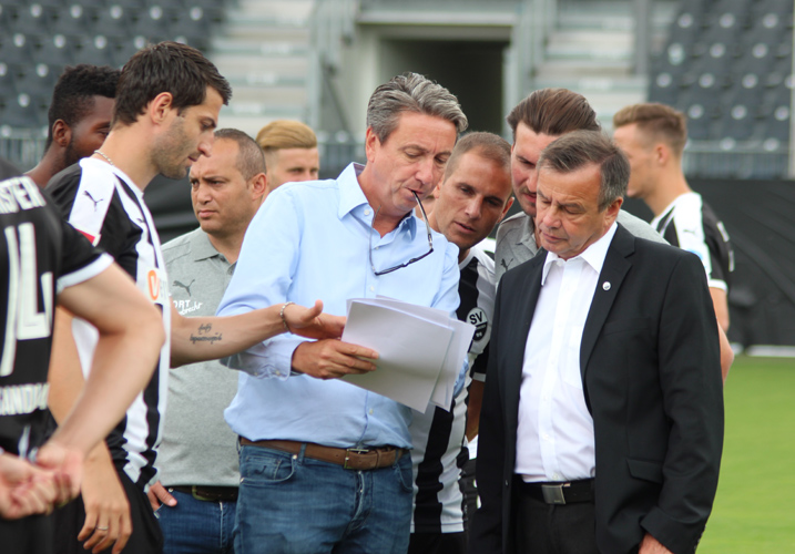 Präsident Jürgen Machmeier (Mitte) und Manager Otmar Schork (re.) glauben fest an den Ligaverbleib des SVS