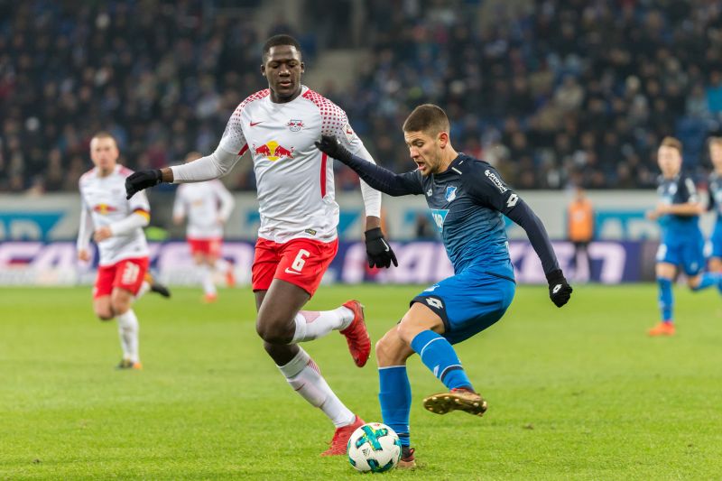 Andrej Kramaric (re.) im Zweikampf mit seinem Leipziger Gegenspieler Ibrahima Konaté