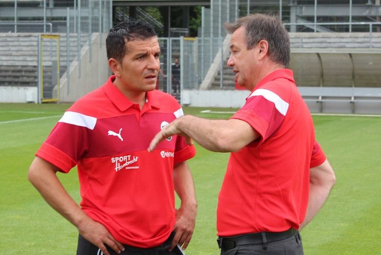 Otmar Schorck (re.) bastelt derzeit zusammen mit Trainer Kenan Kocak am neuen Spielerkader