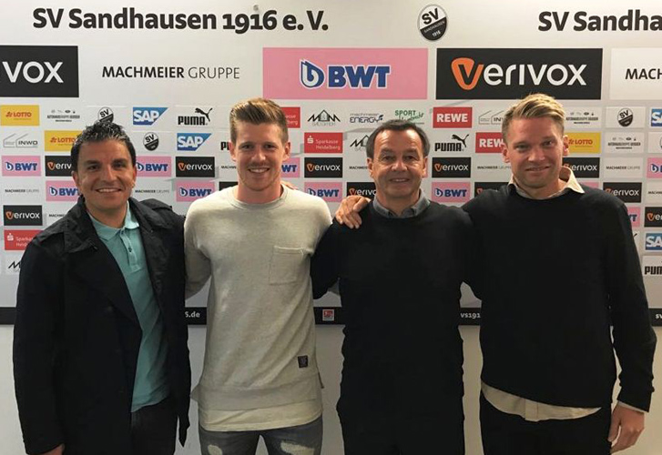 Von links: SVS-Trainer Kenan Kocak, Denis Linsmayer, Otmar Schork (Geschäftsführer Sport), Dirk Pietroschinsky (Berater D. Linsmayer)