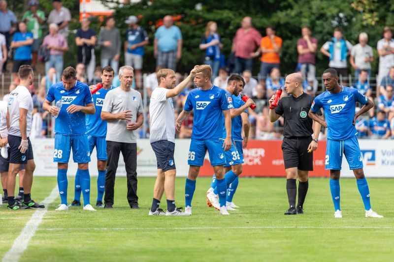 Co-Trainer Matthias Kaltenbach gibt taktische Anweisungen an David Otto