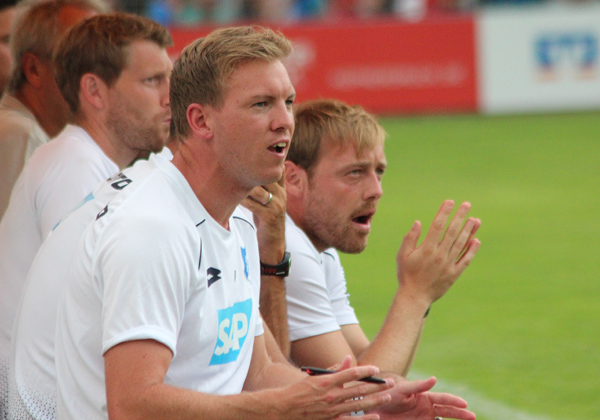 Cheftrainer Nagelsmann und Co-Trainer Kaltenbach (re.) verfolgen aufmerksam das Geschehen ihrer Mannschaft auf dem Spielfeld