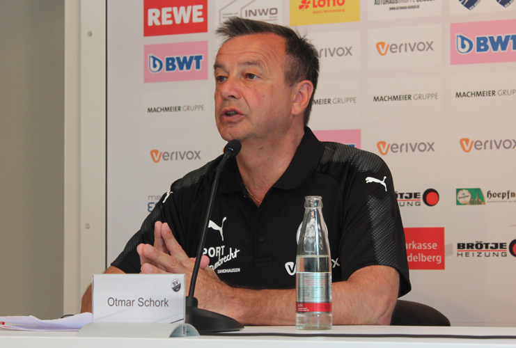 Der Geschäftsführer Sport des SVS Otmar Schork bei einer Pressekonferenz