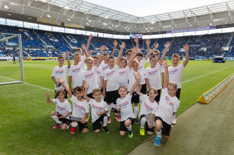 Gruppenfoto der Einlaufkinder beim Spiel Hoffenheim - Dortmund