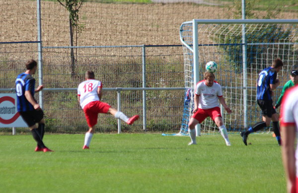 Robin Karolus (li.) trifft ins rechte obere Eck zur 1:0-Führung für den SV Rohrbach/S.