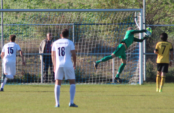 SVT-Keeper Thomas Hafner hält einen Freistoß von Dennis Bauer