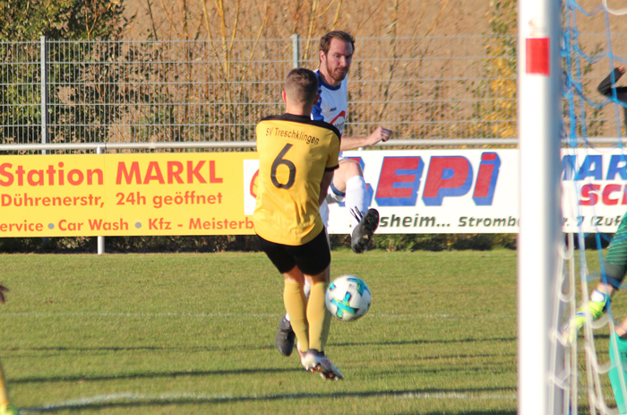 Nils Ohlheiser bringt den Ball gefährlich vor das Tor