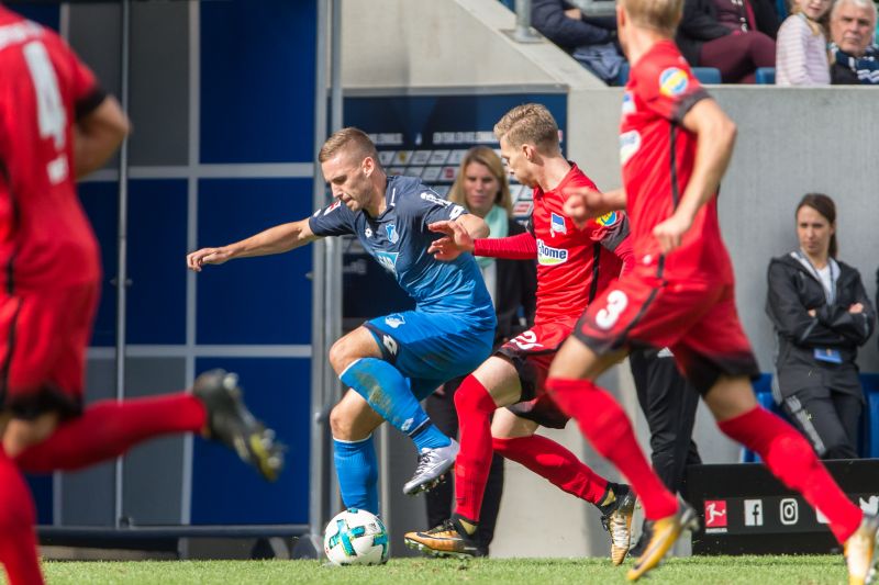 Pavel Kaderabek versucht sich gegen mehrere Berliner Gegenspieler durchzusetzen