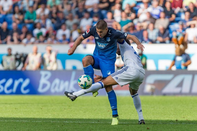 Andrej Kramaric (li.) setzt sich gegen seinen Schalker Gegenspieler durch