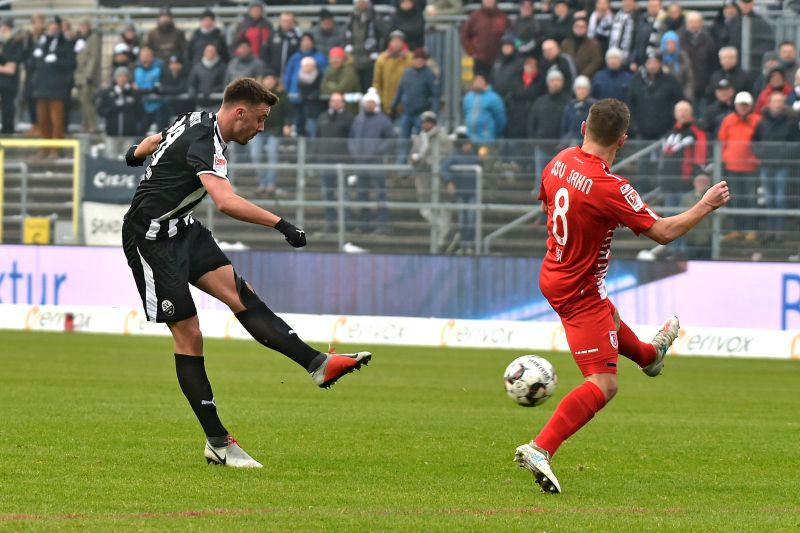Philipp Förster (li.) erzielt mit einem herrlichen Treffer gegen Regensburg die Sandhäuser 2:1-Führung