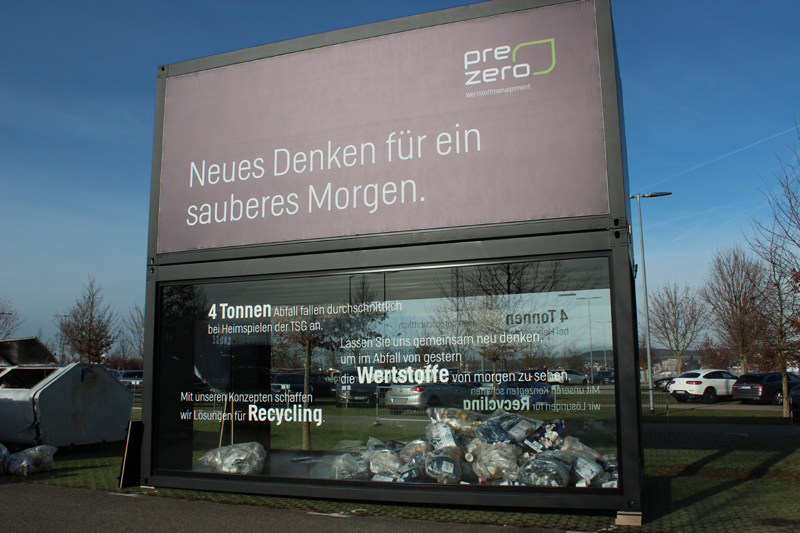 In einem gläsernen Container vor dem Haupteingang auf der Westseite werden die Abfälle aus dem letzten Heimspiel gegen Mainz ausgestellt. Damit soll verdeutlicht werden, wieviel Abfall angefallen ist.
