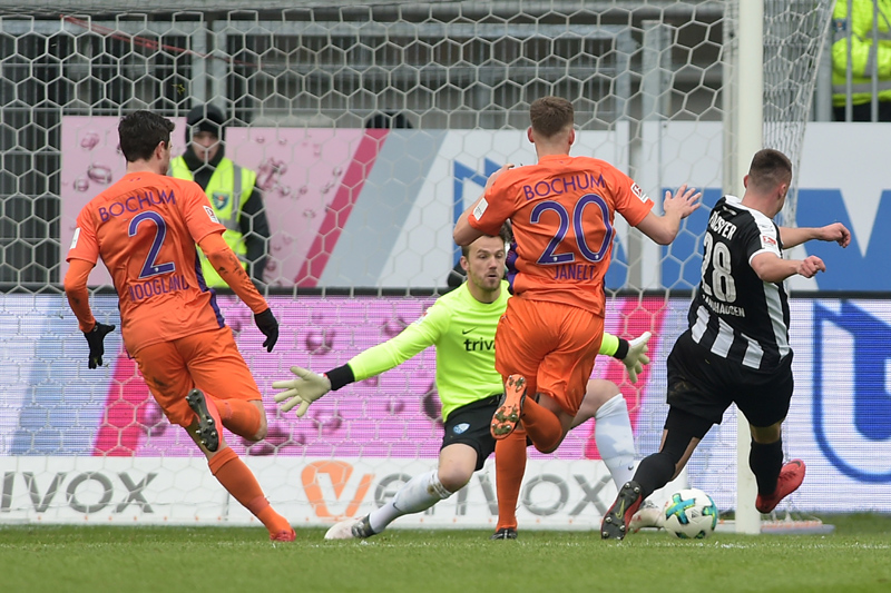 Philipp Förster (re.) kann von Bochums Gegenspieler Vitaly Janelt nicht am Torschuss gehindert werden