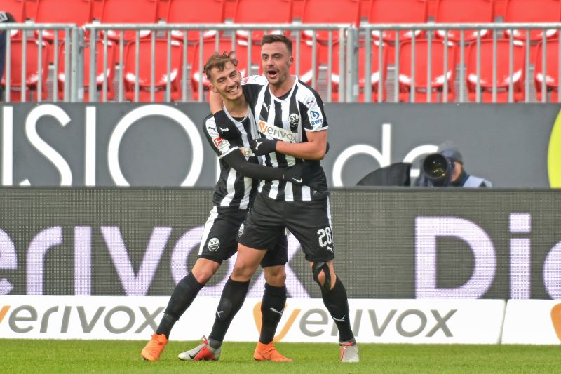 Philipp Förster (re.) und Leart Paqarada jubeln über einen erzielten Treffer für den SVS
