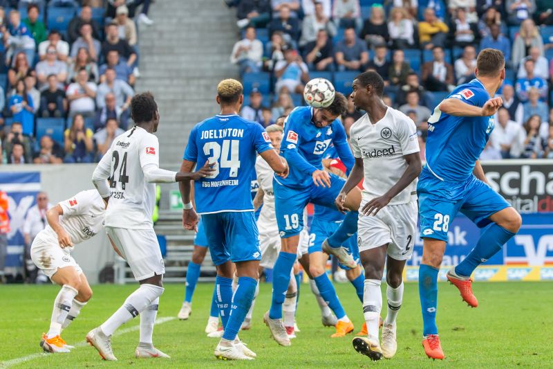 Belfodil kommt im Getümmel als erster an den Ball und köpft aufs Frankfurter Tor