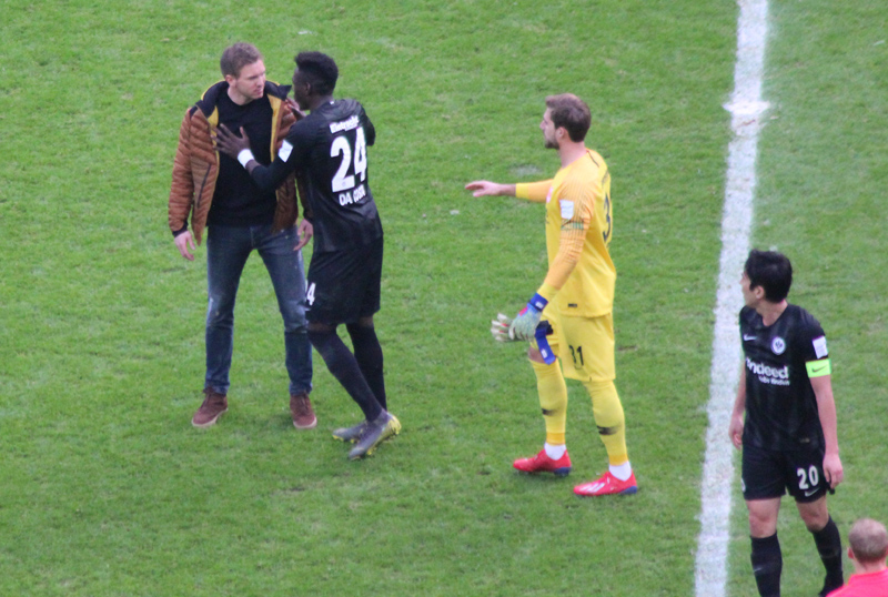 TSG-Coach Nagelsmann (li.) regt sich mächtig über das Verhalten von Hasebe (re.) auf. Frankfurts Da Costa und Torwart Trapp versucht ihn zu beruhigen.