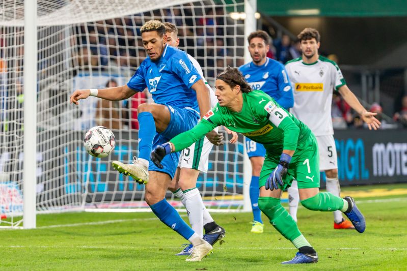 Joelinton (li.) - hier im Duell mit Gladbachs Torhüter Sommer - ist seit Wochen in Top-Form. Auch auf ihn ruhen große Hoffnungen der TSG-Fans im Saisonendspurt hinsichtlich eines erfolgreichen Abschneidens.