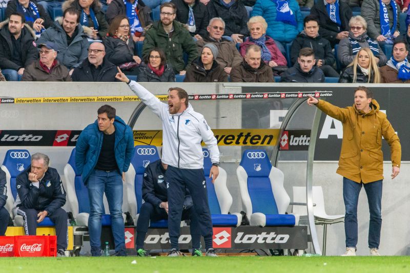 Hoffenheims Trainer-Team gibt Anweisungen