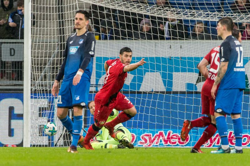 Der Ex-Hoffenheimer Kevin Volland (2. v.l.) freut sich über einen Leverkusener Torerfolg beim letzten Gastspiel in Sinsheim