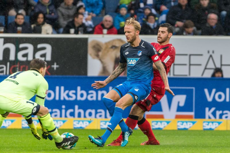 Gemeinsam klären TSG-Kapitän Kevin Vogt (Mitte) und Torhüter Oliver Baumann vor Leverkusens Stürmer Kevin Volland