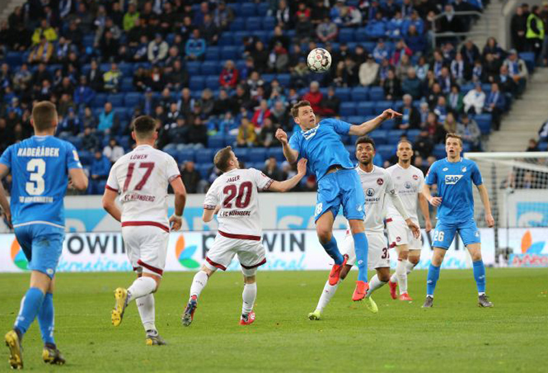 Szalai beim Kopfball