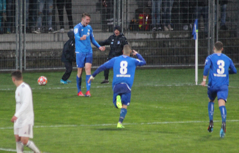 Held des Abends war der zweifache Torschütze Tim Linsbichler (li.), der hier seinen Treffer zum 3:1 feiert