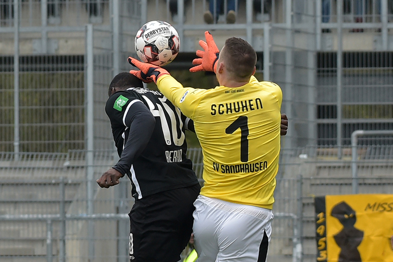 SVS-Keeper Marcel Schuhen krallt sich den Ball vom gegnerischen Stürmer