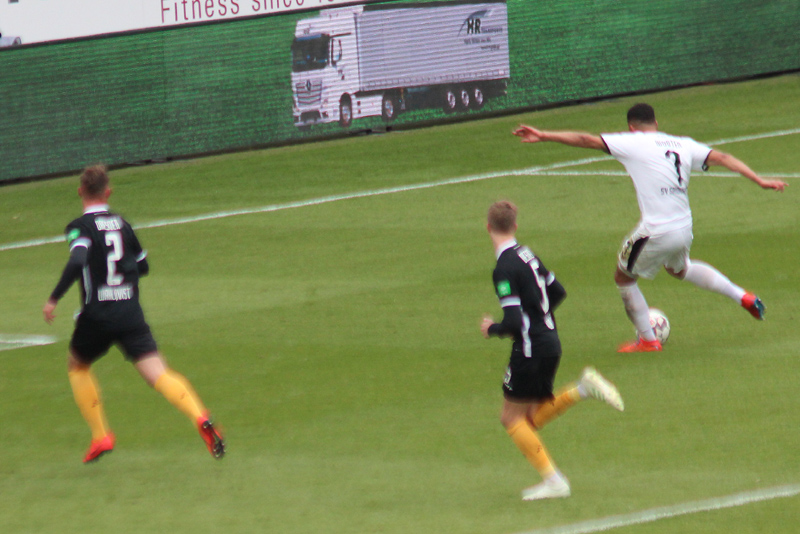 Wooten (re.) erzielt gegen Dresden den 3:1-Endstand