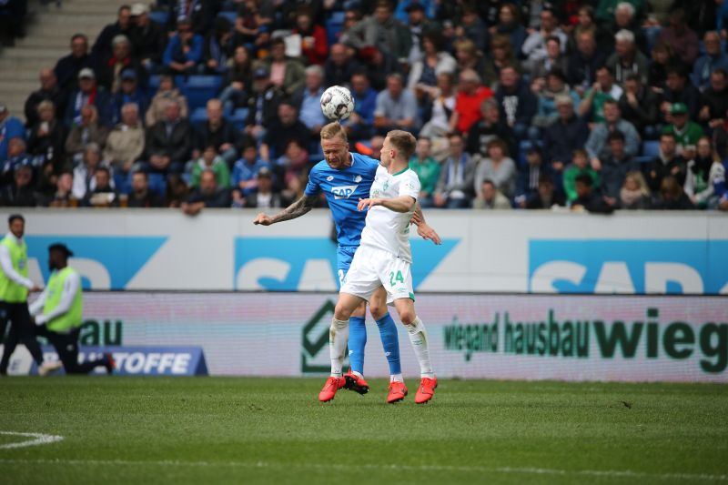 TSG-Kapitän Vogt (li.) beim Kopfballduell