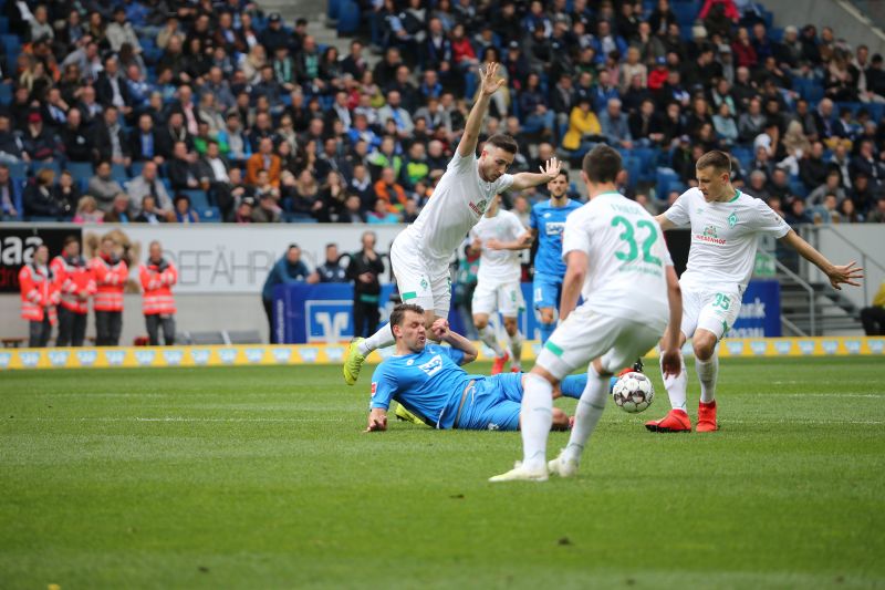 Stürmer Szalai am Boden