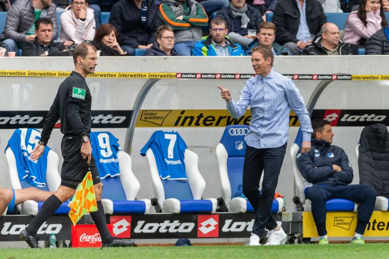 Nagelsmann im Dialog mit dem Linienrichter