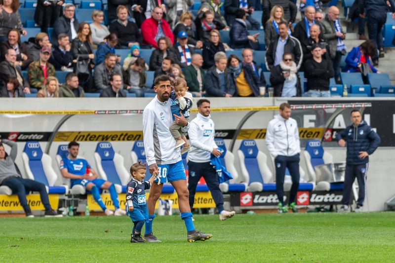 Kerem Demirbay verabschiedet sich mit seinen beiden Kindern von den Fans. Vor der Arena ging es dann weniger freundlich zu.