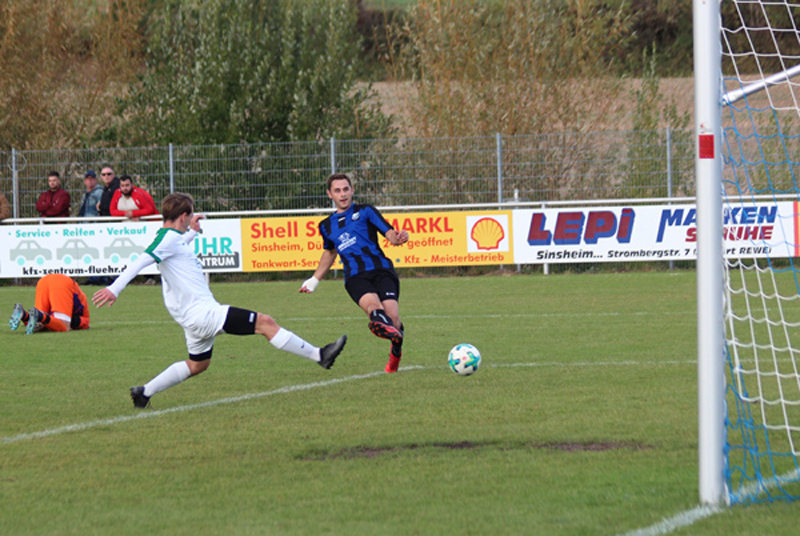Robin Karolus (re.) wurde in seiner ersten Saison beim SV Rohrbach/S. mit 35 Treffern Torschützenkönig