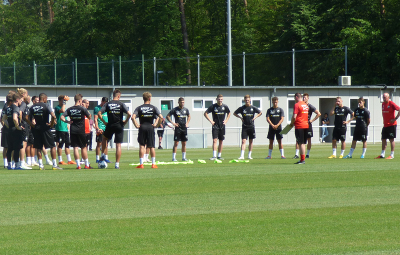 SVS-Coach Uwe Koschinat bei der Ansprache an seine Spieler beim Trainingsauftakt 2019/20