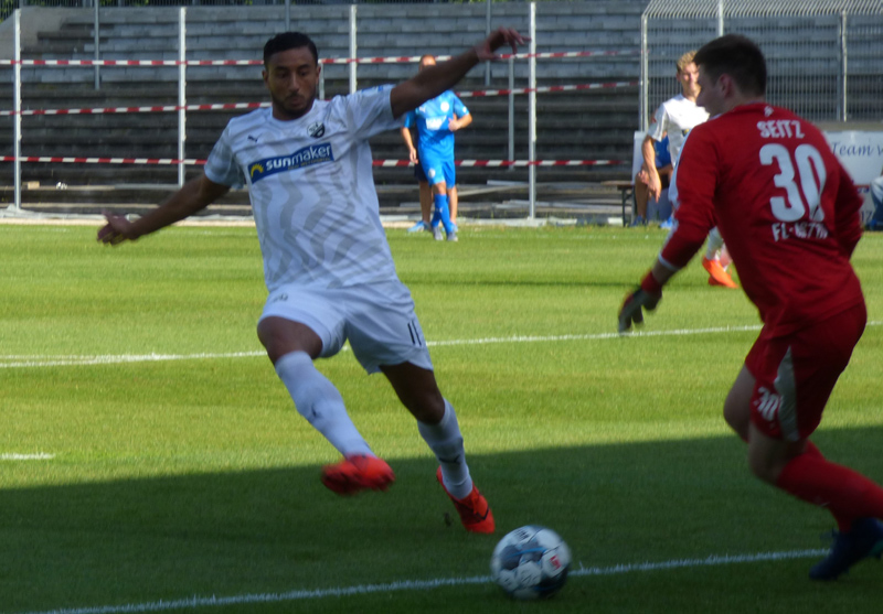 Bouhaddouz spitzelt FC-Keeper Seitz den Ball ab, was die frühe 1:0-Führung zur Folge hatte