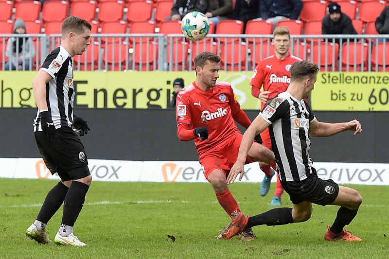 Denis Linsmayer (li.) wird gegen Kiel wieder im defensiven Mittelfeld beginnen