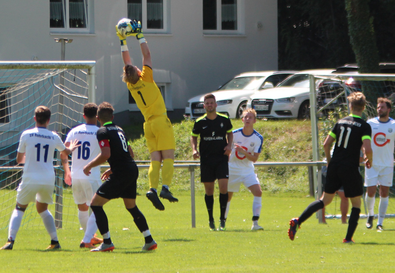 SV-Keeper Nico Romig entschärft einen gegnerischen Angriff
